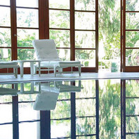 Innenpool mit Liegen