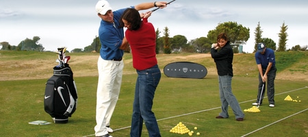 Golfpro zeigt den Schwung