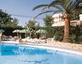 Swimming Pool mit Sonnenschirmen und Palmen