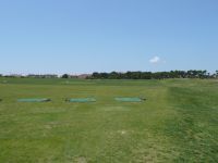 Maioris Golf Driving Range Grüne Fläche Rasen un d Bäume und Sträucher