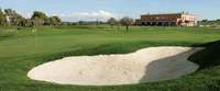 Angriff aufs Handicap, Mallorca Sandbunker, grüner Rasen und Steinhaus