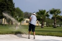 Golfer spielt Ball aus Sandbunker