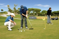 Angebot Hotel und Golfkurs auf Mallorca im Marriott Son Antem Golf Resort & Spa, Mallorca Marco erklärt das Putten mit Eisenbahnschiene