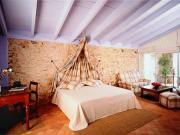Hotlzimmer mit Bett