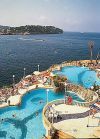 Poollanschaft mit Meer