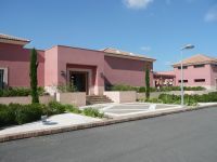 Golf Park Puntiro Clubhaus rosa Hausfront mit Vorgarten