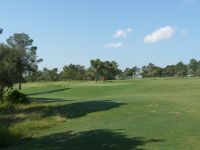 Golf Park Puntiro Spielbahn Grüne Fläche Wiese und Sträucher