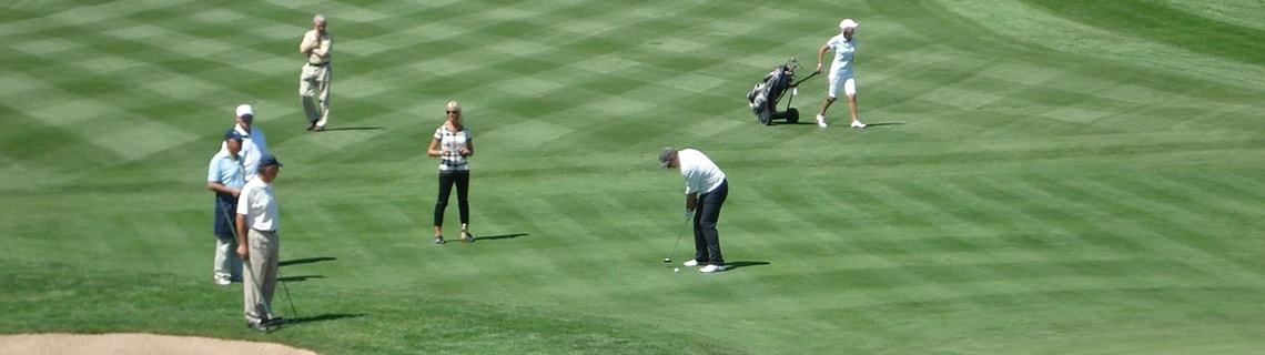 Mehrere Golfspieler auf dem Golfplatz während einer Golfrunde
