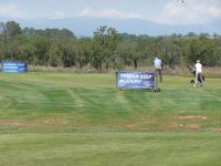 Son Antem Driving Range grüne Rasen Fläche mit Firmen Logo