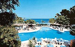 Pool und Meer im Hintergrund
