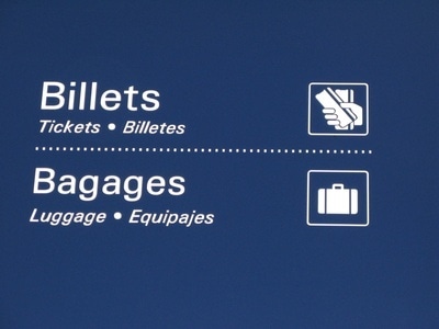 blaues Schild mit baggage