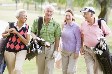 Gruppe von vier  Senioren beim Golf