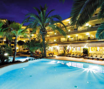 Apartmenthotel Viva Alcudia Pool mit Hotelkomplex und Palmen