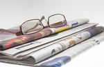 zeitungen und brille