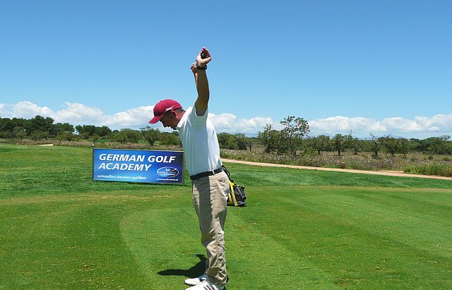 Aufwärmen beim Golf Dehnübung mit Schläger