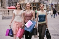 Shoppen in Palma de Mallorca Drei Frauen auf der Einkaufsstraße