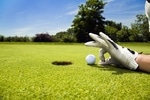 Ball mit Finger in das Loch schnippen