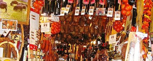 Colmado mit verschiedenen Lebensmitteln auf Mallorca