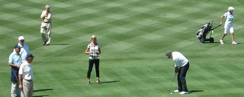 Mehrere Golfspieler auf dem Golfplatz